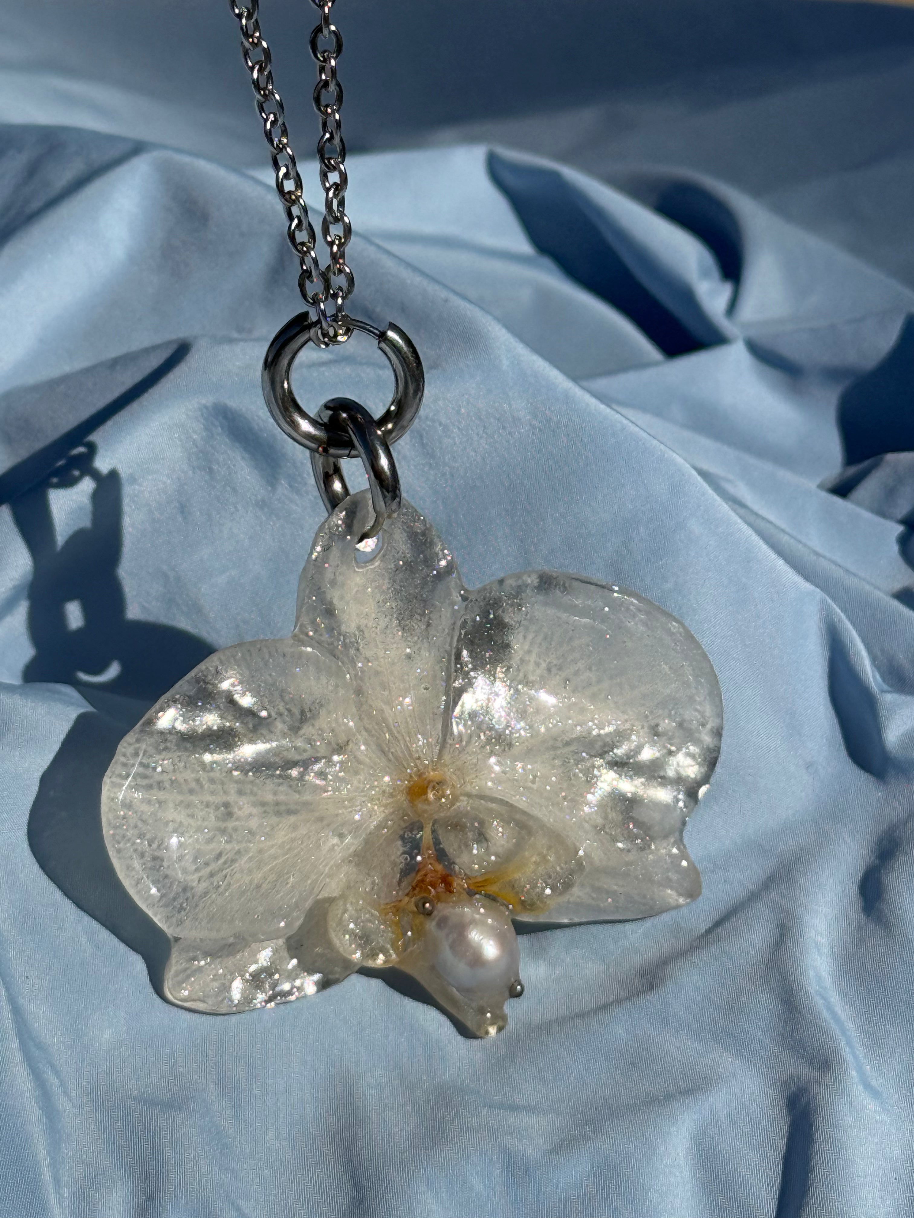 WHITE ORCHID PEARL WITH SILVER PIGMENT